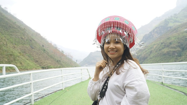 Nho Que River dons romantic garb in red silk cotton flower season Nho Que River dons romantic garb in red silk cotton flower season